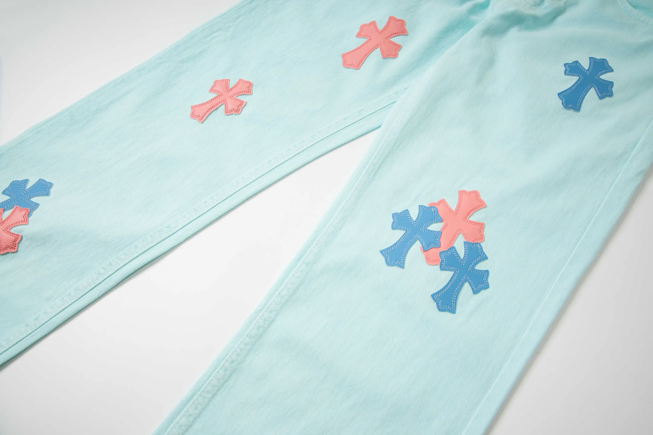 P240 (high version, running quantity) Chrome Hearts light blue blue pants, pink and blue patchwork leather couple's best friend jeans. CH jeans need to be washed and then disassembled and hand-ordered with sheepskin cross leather and then spliced ​​to complete. The whole piece has too many craftsmanship to describe. The patches are decorated with cross flowers, and the high-waisted washed jeans! ! Absolutely high-end luxury products, god-level single products and super popular products, made with top heavy industry, a must-see magic weapon. Customized hardware. The fabric is thick and soft after washing. It has good breathability. Customized small leather label. Unique design. The details are simple and elegant, and the workmanship is exquisite. The entire trousers are neatly routed and the details are in place! It’s so cool that both men and women can easily control the genderless trend! Style number: 1817# Color: Picture color Size: 28 30 32 34 36